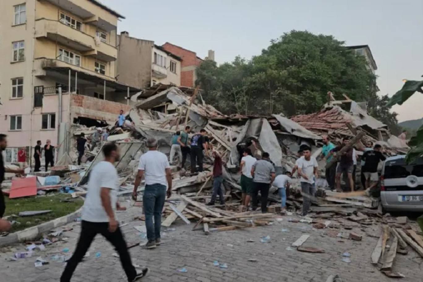 زلزال بقوة 6.1 درجة يضرب غرب تركيا ويشعر به سكان إسطنبول