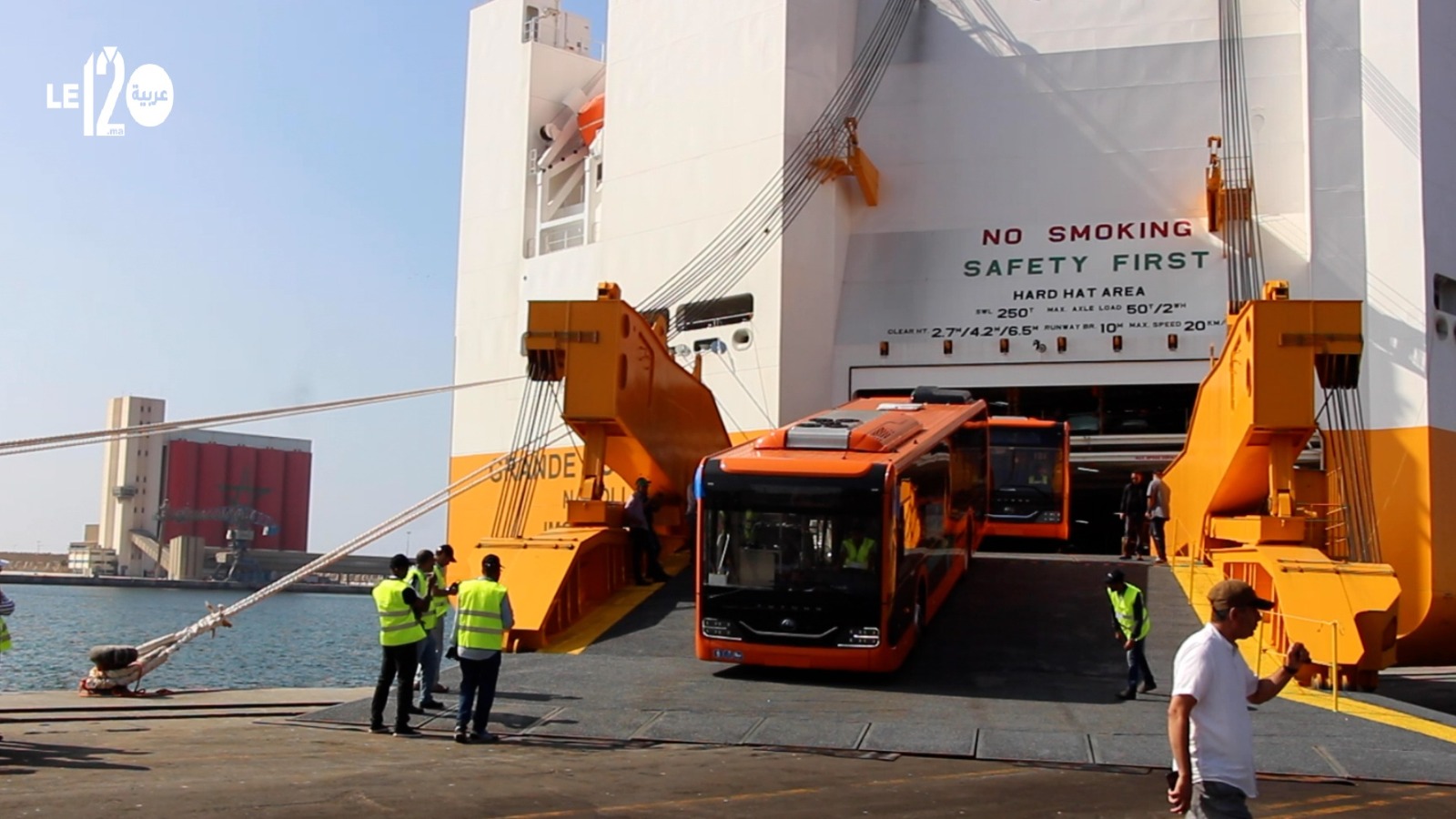 شاهد.. تسلم الدفعة الأولى من الحافلات الجديدة لأكادير الكبير لتجويد النقل الحضري