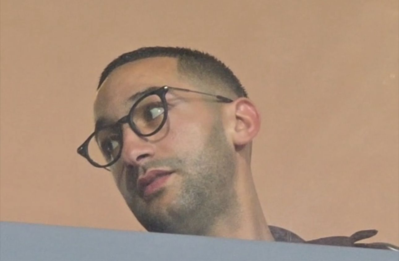 عاجل.. زياش ووالدته في المنصة الشرفية لمتابعة ديربي الوداد أمام الرجاء