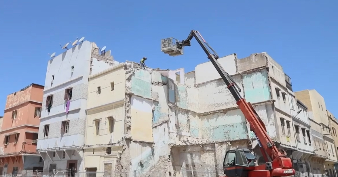 الدار البيضاء.  الجرافات تدخل درب مولاي الشريف في الحي المحمدي