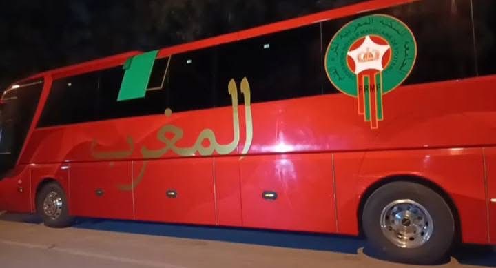 شاهد. أجواء إحتفالية لحظة هبوط طائرة أشبال الأطلس في مطار محمد الخامس