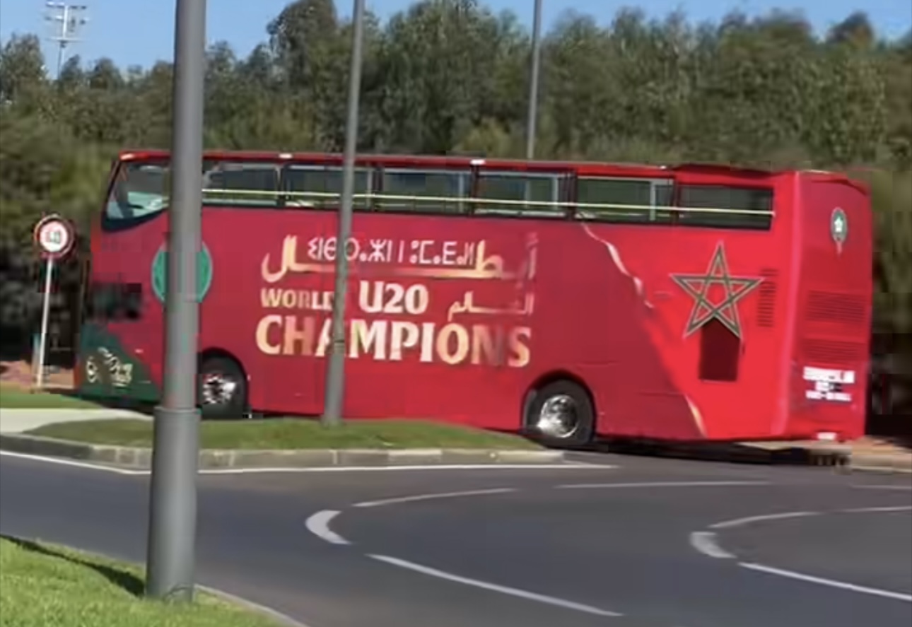 عاجل. وصول الحافلة المكشوفة إلى مركز محمد السادس والجمهور يتوافد على مسار موكب الأبطال