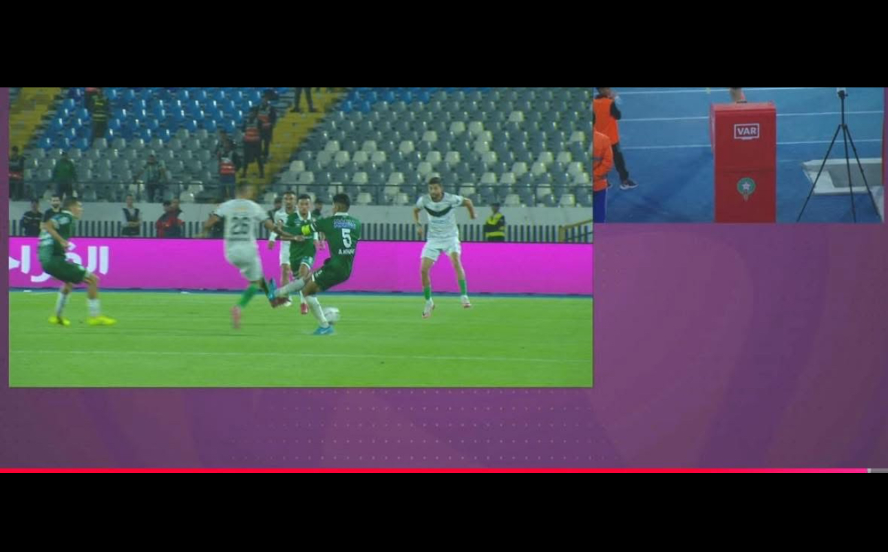 لقطة في إخراج الرياضية تثير الجدل خلال مباراة الرجاء أمام الدشيرة