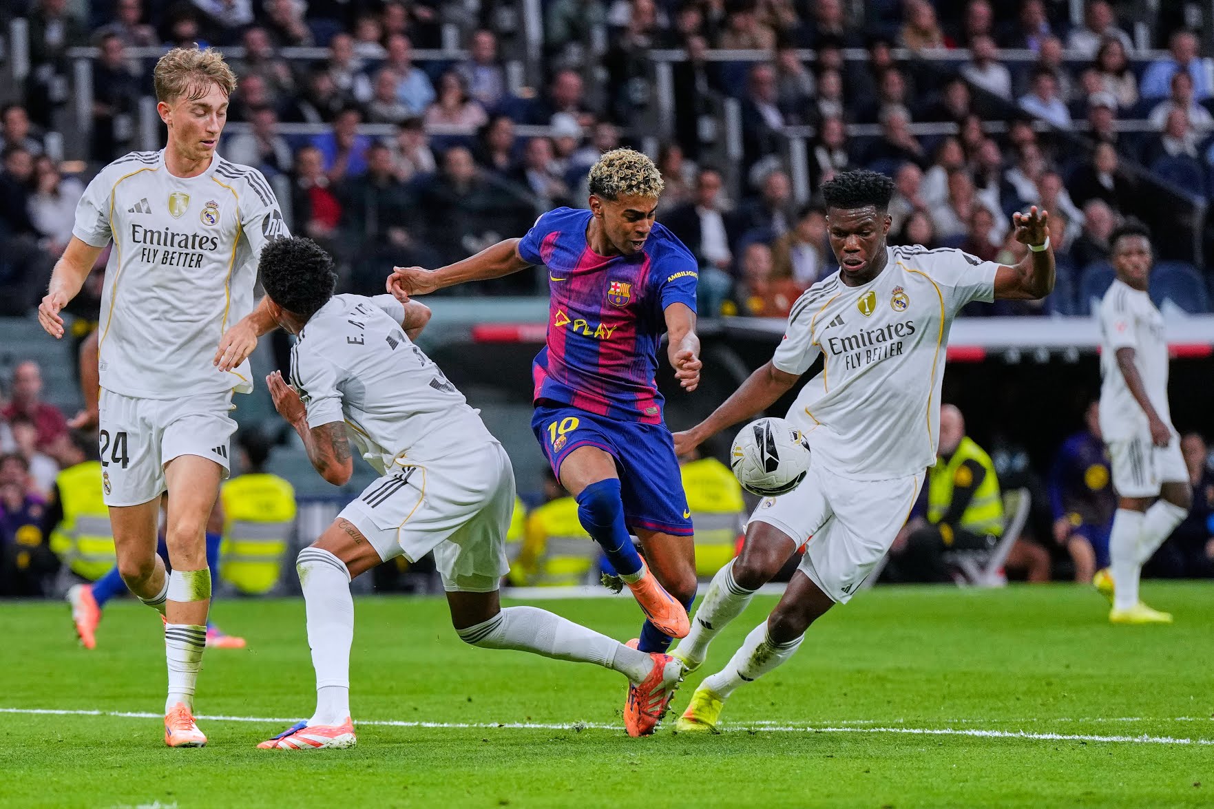 ريال مدريد يخطف كلاسيكو “الإثارة” من برشلونة.. بيلينغهام ومبابي يقودان الملكي لصدارة “الليغا”