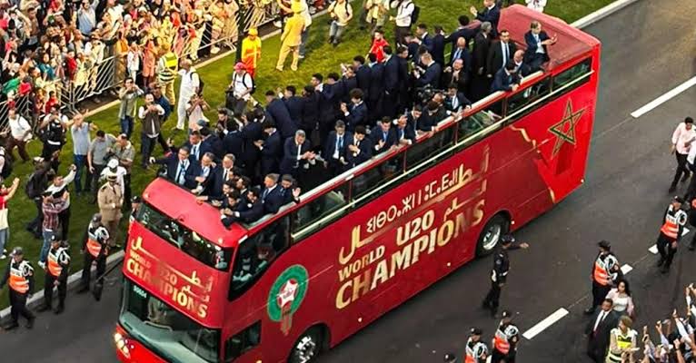 الأمازيغية على حافلة أبطال العالم.. تجسيد للهوية المغربية المتعددة وتأكيد على سمو الدستور