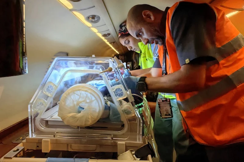 وزارة الصحة تسخر طائرة مجهزة لنقل رضيع خديج في حالة حرجة من زاكورة إلى فاس