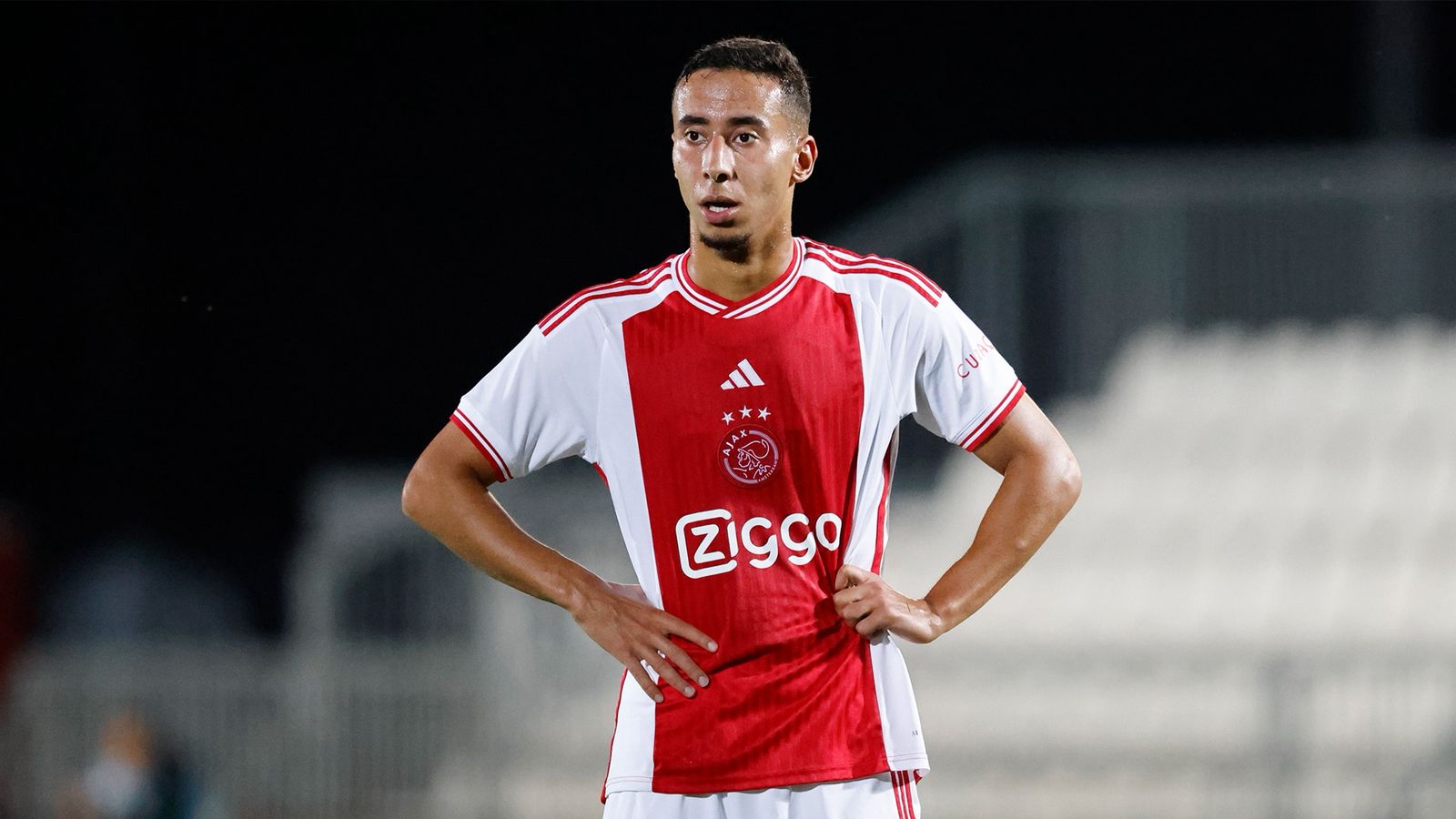 الركراكي يقنع أنس صلاح الدين بتغيير جنسيته الكروية واللعب للمغرب