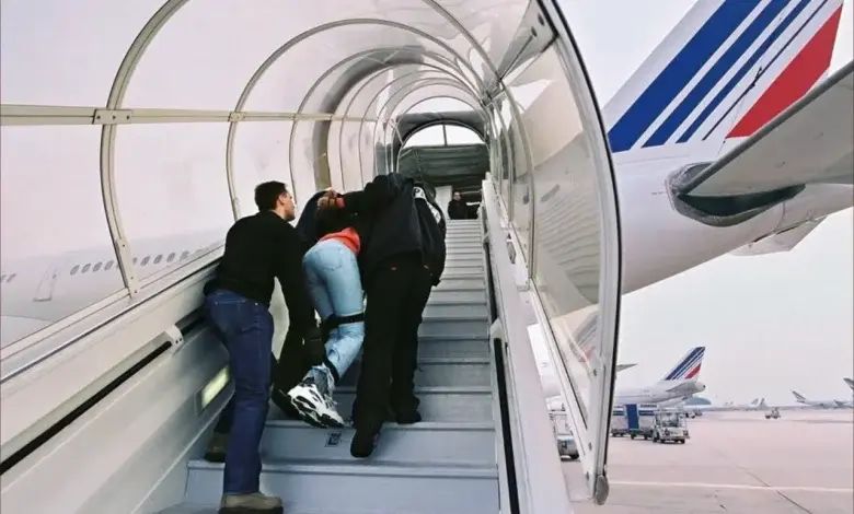 أخطرها الترحيل. هذه أبرز بنود قانون إلغاء فرنسا إتفاقية الهجرة مع الجزائر