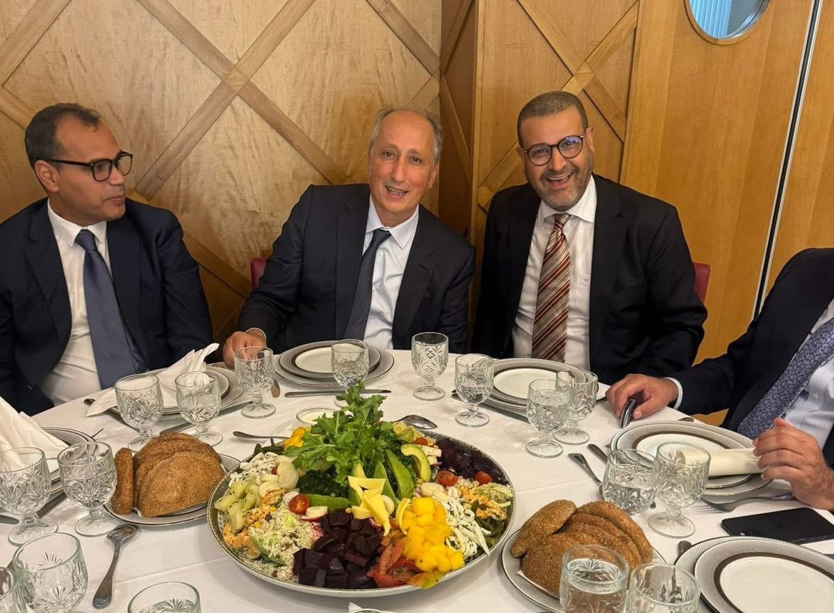 الوجه والقفا.. فنون البهلوان السياسي ومأدبة الفاخر