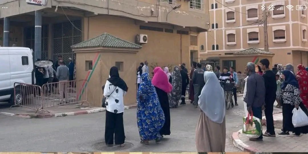 بدموع وقلق.. عائلات الموقوفين في أحداث أولاد تايمة تترقب مصير أبنائها أمام بوابة المحكمة