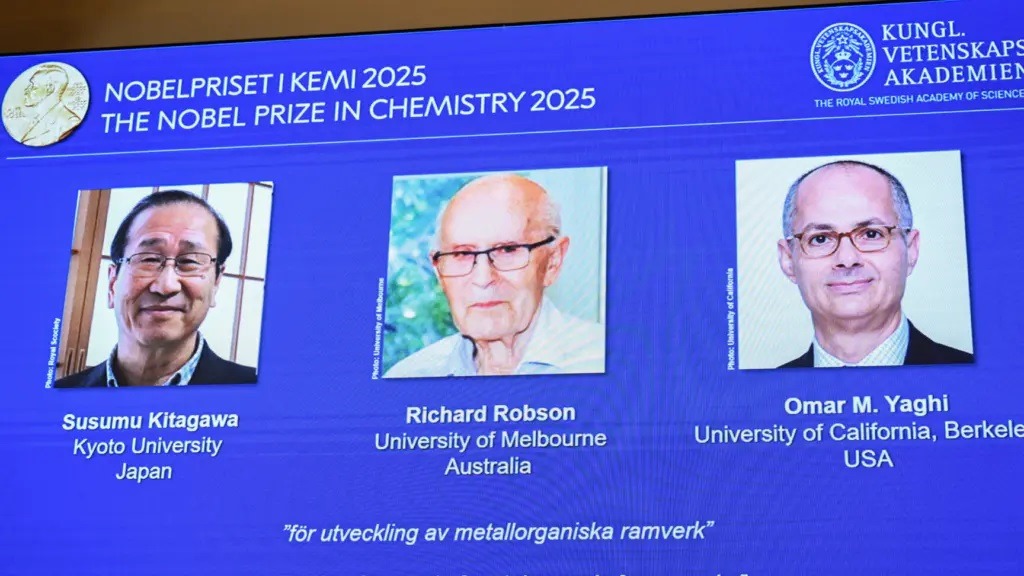 ثلاثي عالمي ينال نوبل للكيمياء ضمنهم عالم أردني حوّل الصحراء إلى نبع ماء