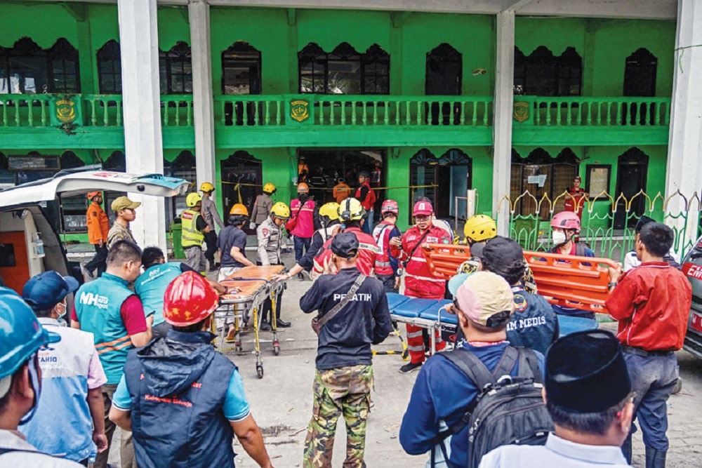 فاجعة إندونيسيا.. مصرع 63 شخصا في انهيار مدرسة إسلامية
