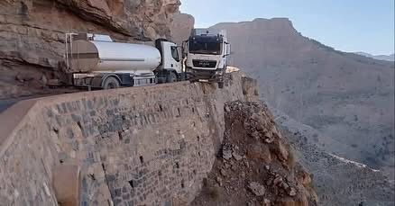 زاوية أحنصال. قصة مشهد صادم في مواجهة بين شاحنتين في منعرج جبلي