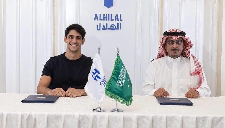 ياسين بونو يمدد عقده مع الهلال السعودي