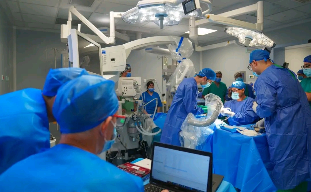 المغرب يحقق إنجازاً تاريخياً.. إطلاق أولى عمليات زراعة القوقعة بالروبوت في إفريقيا