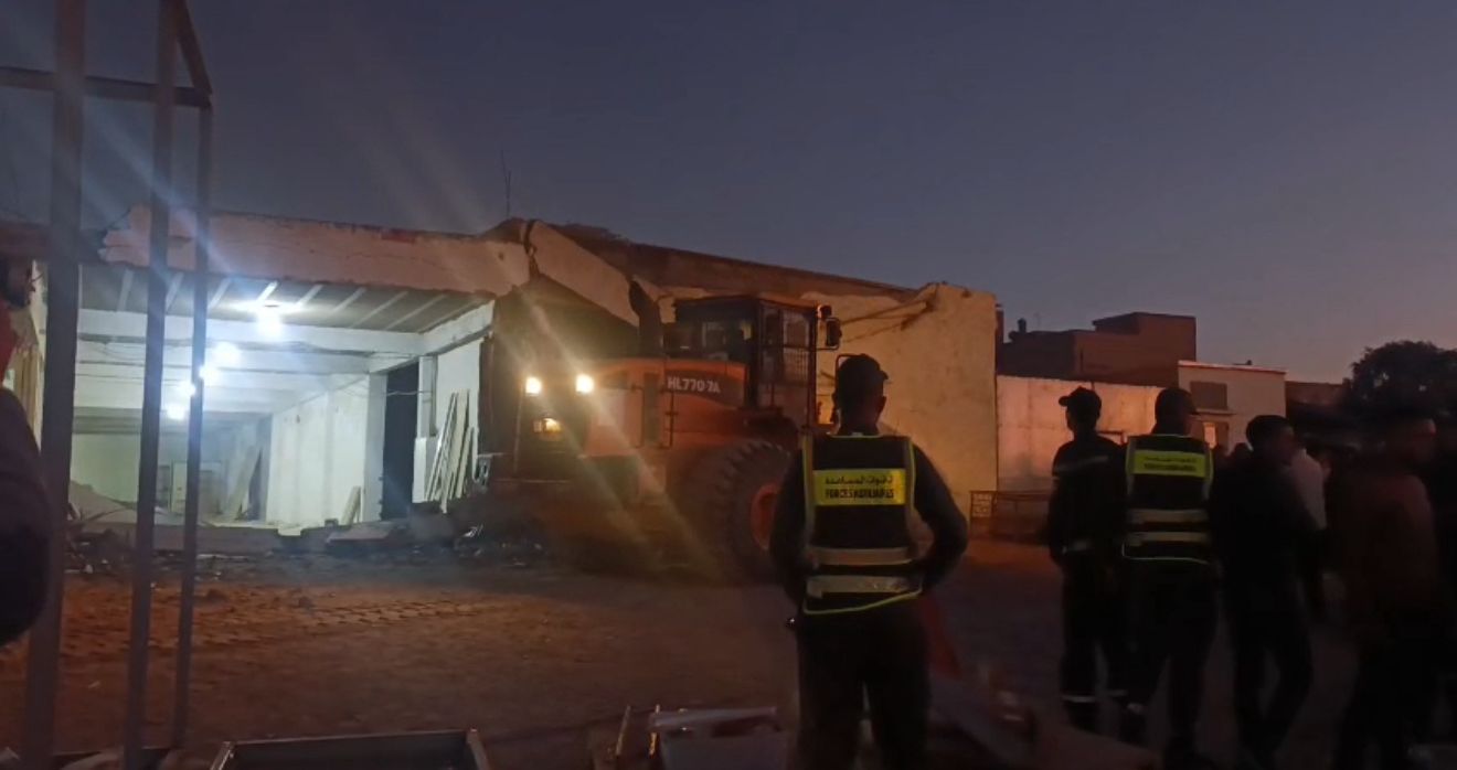 الدار البيضاء.. رئيس جماعة سابق يتحدى قرار الهدم والسلطات تمضي في تنفيذ القانون
