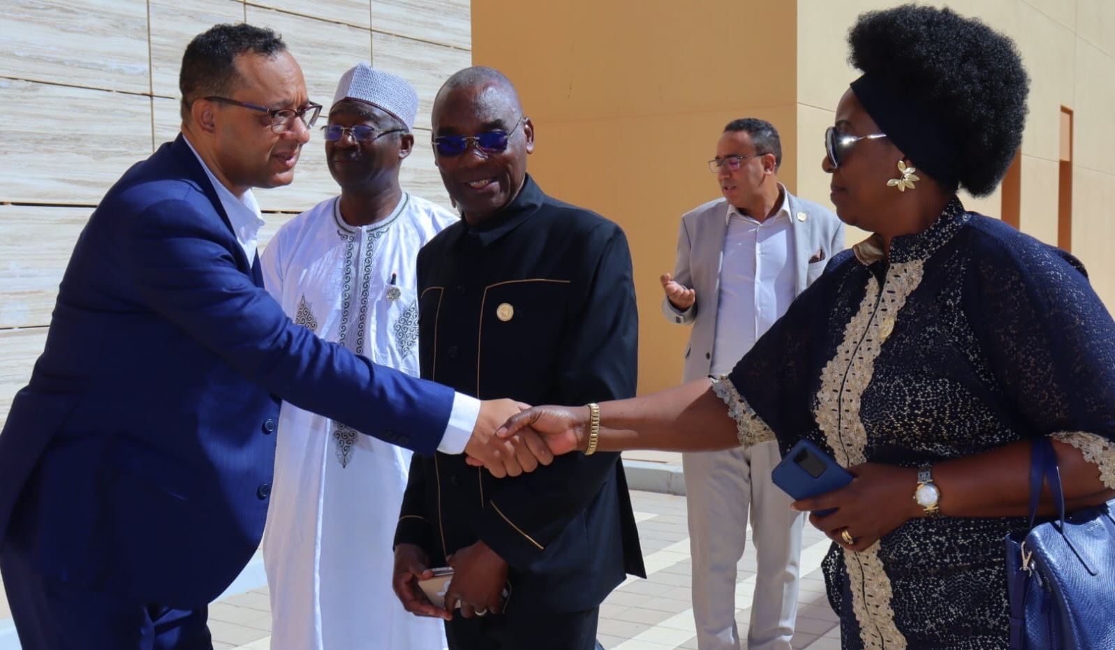 البروفسور المنصوري يستعرض أمام سفراء أفارقة أدوار كلية الطب والصيدلة بالعيون