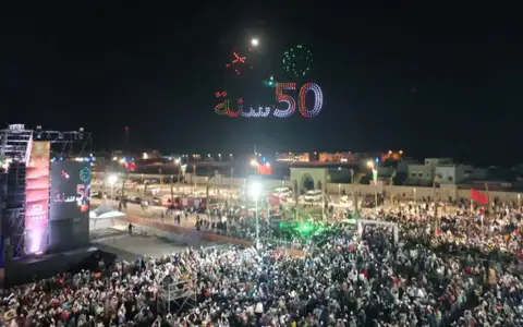 عرض “درون” تاريخي في سماء الداخلة.. 420 طائرة ترسم رموز المملكة في ذكرى المسيرة الخضراء