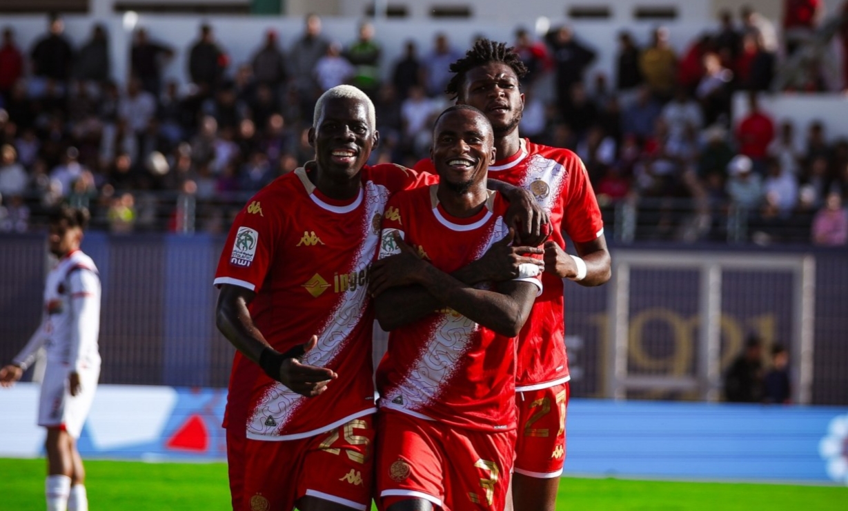 الوداد ينتزع فوزًا ثمينًا من آسفي ويُحكم قبضته على صدارة البطولة