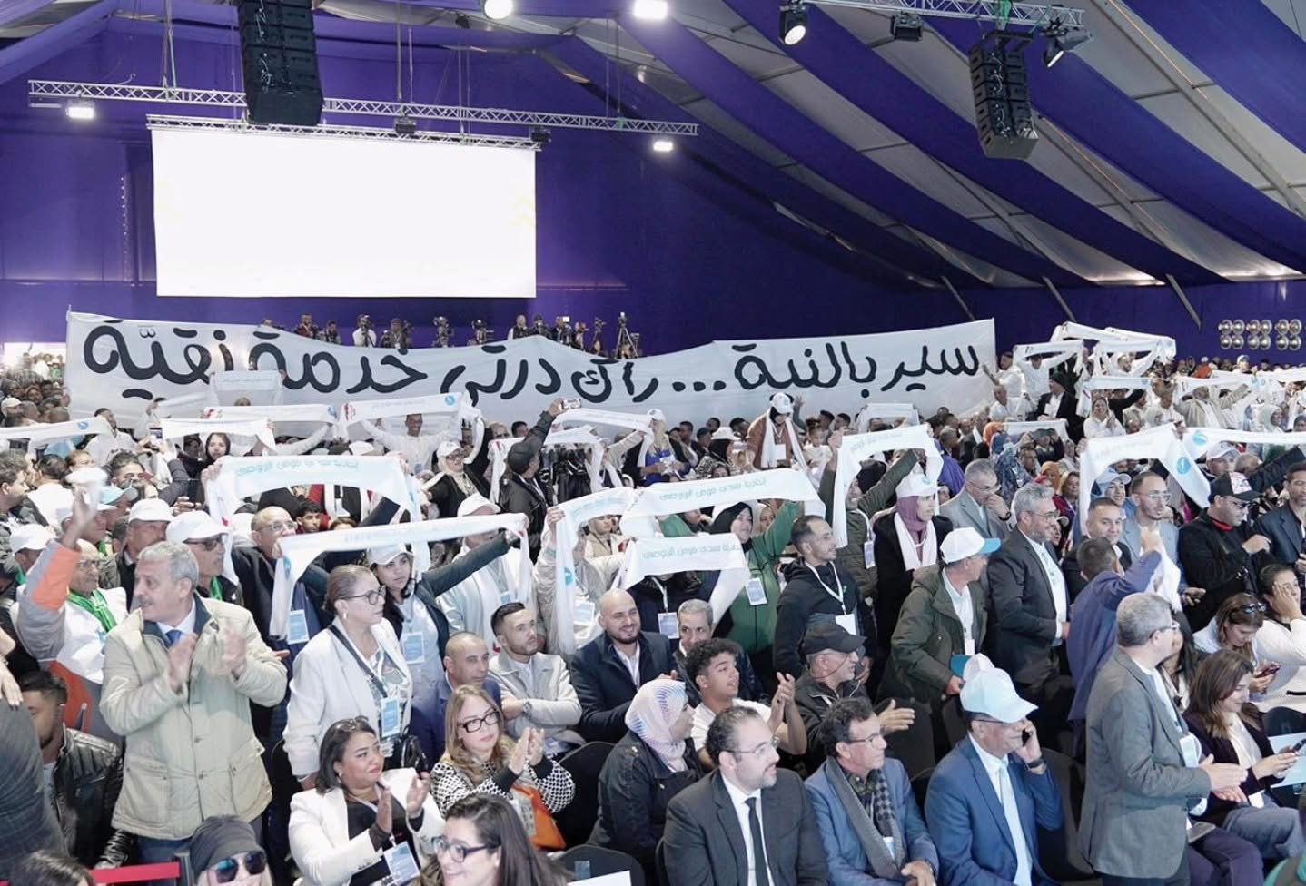 الدار البيضاء. شاهد إستقبال أخنوش بشعار: «سير بالنية…راك درتي خدمة نقية»