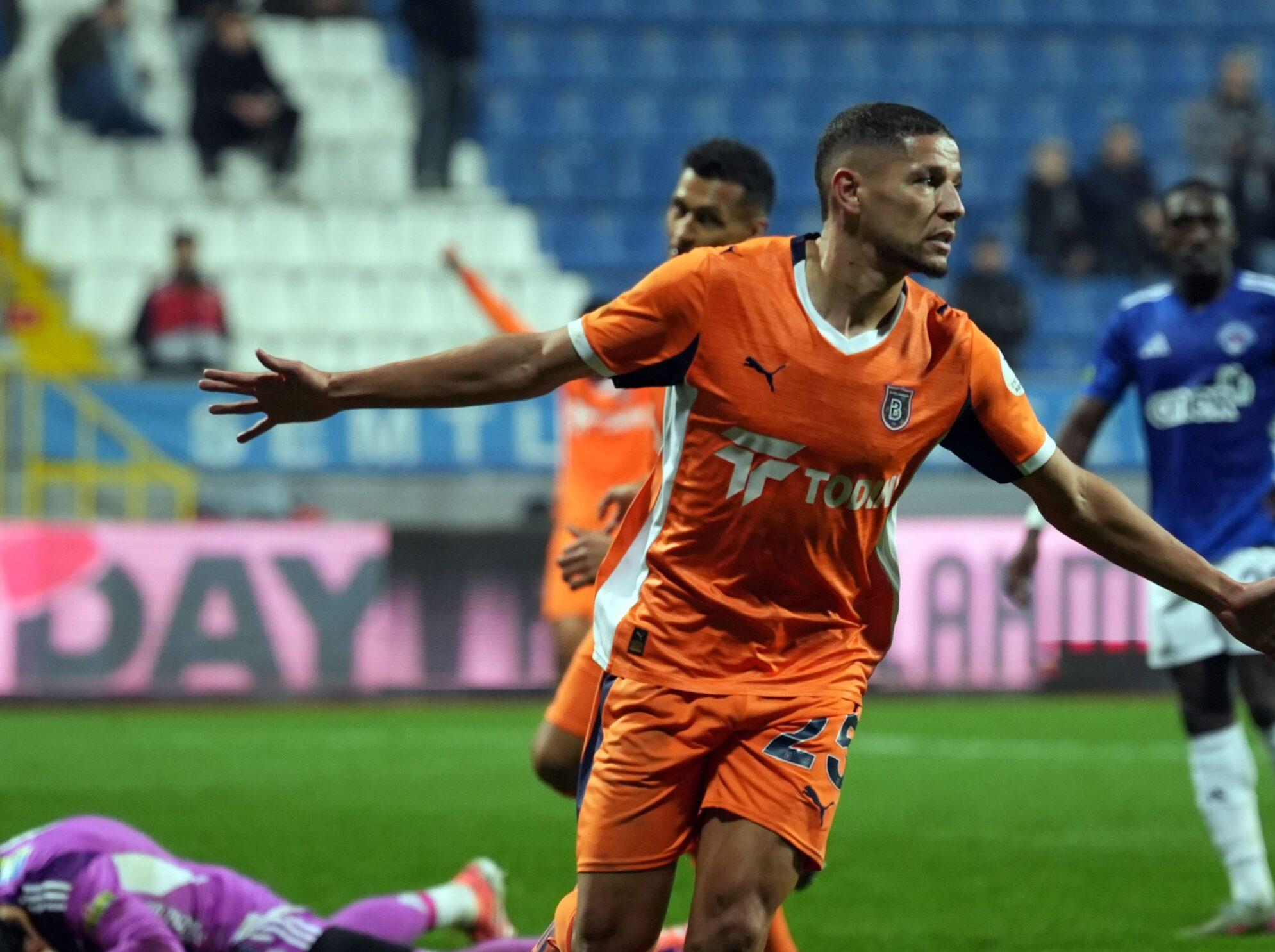 أمين حارث يساهم في فوز باشاك شهير على مضيفه قاسم باشا