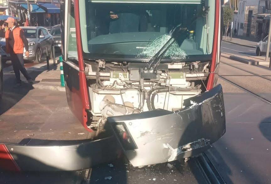الدار البيضاء. إصطدام بين «شاحنة» وقاطرة الطرامواي يشل حركة السير