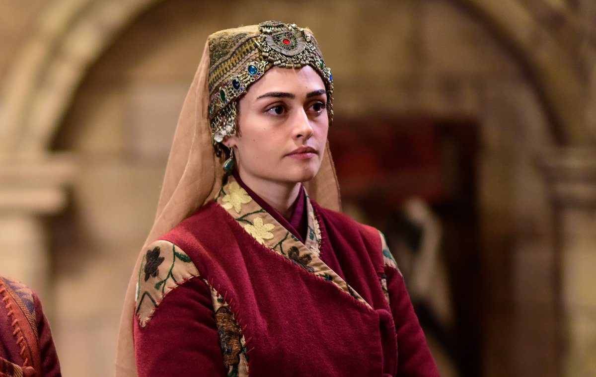 نجمة “أرطغرل” التركية توثق لحظات من زيارتها للمدينة الحمراء