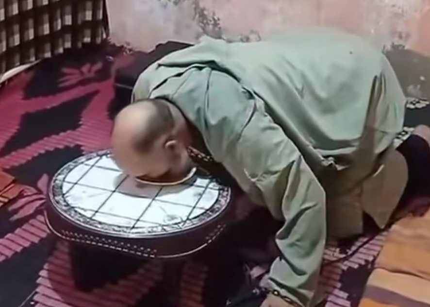 نادم وخايف من الاعتقال.. صانع المحتوى الشهير بـ”الكلب” ينهار ويعتذر علنا