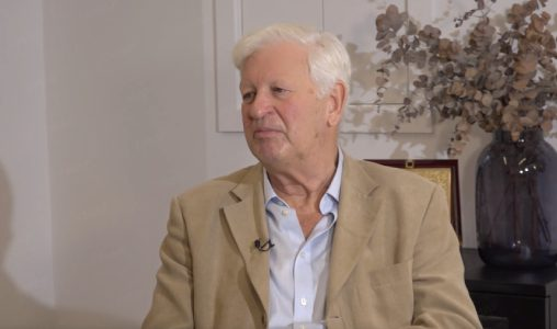 المسيرة الخضراء المظفرة، حدث مفصلي يجسد التلاحم المثالي بين العرش والشعب المغربي (السير سايمون مايال)