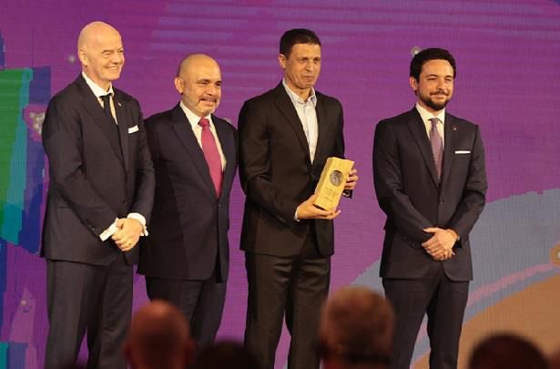 بحضور رئيس ” الفيفا” …ولي العهد الاردني يكرم المدرب المغربي جمال السولامي