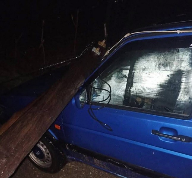 شفشاون.. عمود كهربائي يسقط فوق سيارة ويثير الهلـع بين السكان