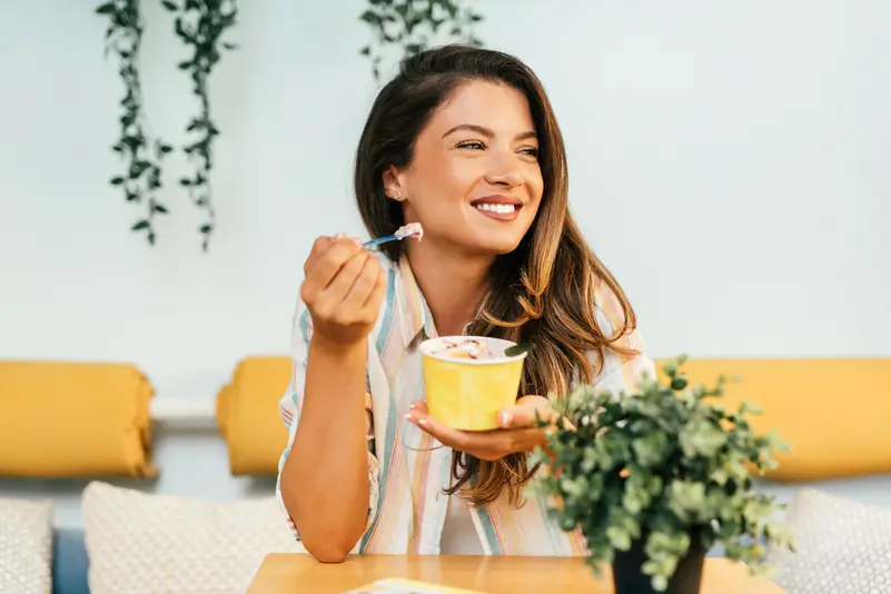 لصحة الأمعاء.. أفضل وقت لتناول الزبادي