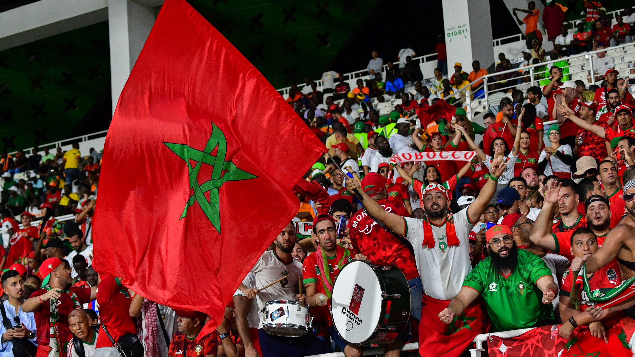 بين مطرقة النقد وسندان الطموح.. هل كان ضغط الجمهور كلمة السر في فوز الأسود على زامبيا؟ 