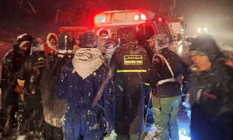 رغم الثلوج والظروف القاسية.. ملحمة بطولية لإنقاذ مسن حاصرته الثلوج بإقليم إفران 