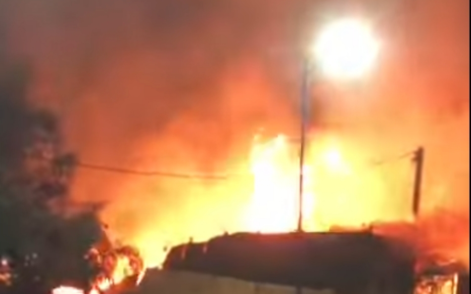 حـ.ريق مهـ.ول يأتي على مستودع للأخشاب بأولاد تايمة ويستنفر السلطات 