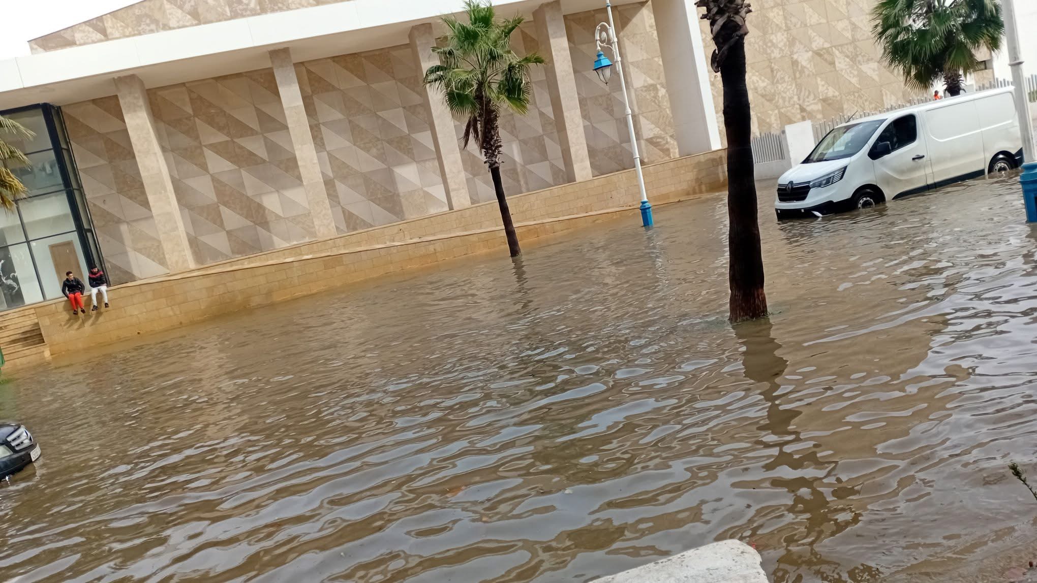 تطوان. فيضانات تغرق الشوارع وانهيار أرضي يقطع الطريق الساحلية نحو الجبهة