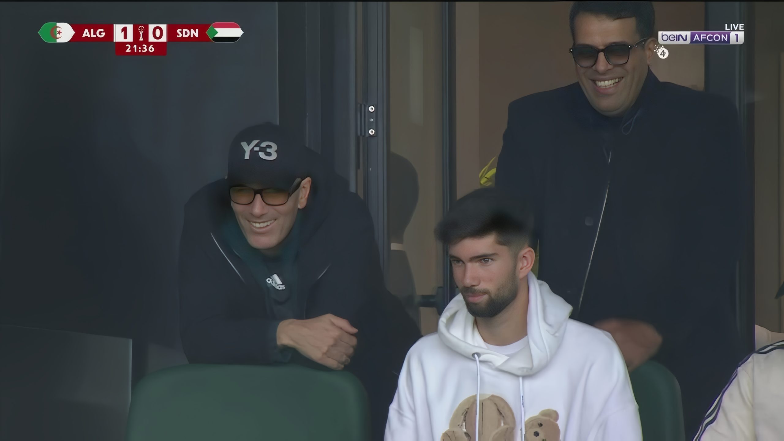 في كان المغرب.. زيدان يدعم ابنه لوكا من قلب ملعب مولاي الحسن بالرباط 