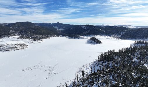 الرداء الأبيض يكسو أعالي جبال خنيفرة.. انتعاشة مائية واعدة وفرحة استثنائية بـ”تيمدغاس”