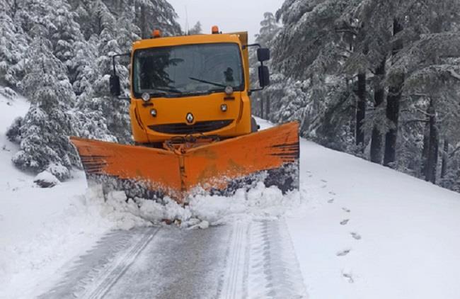 تعبئة متواصلة لفك العزلة عن الساكنة بسبب تساقط الثلوح بإقليم خنيفرة 