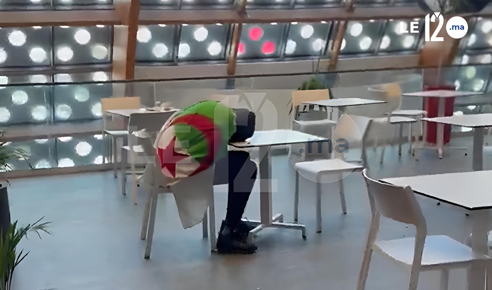 جزائريون في الرباط.. مشجعون أم عابري سبيل يبيتون في الشارع..القصة الكاملة