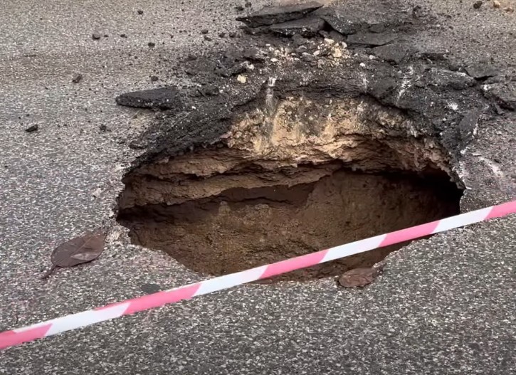 حفرة غامضة تربك حركة السير في آسفي وتستنفر السلطات