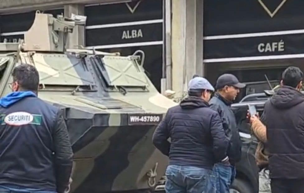 دبابات عسكرية تجوب شوارع الدار البيضاء وسيارة تصطدم بمدرعة.. ما القصة؟