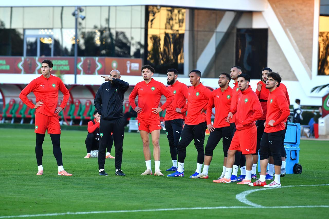 ​”أسود الأطلس” ينهون تحضيراتهم لموقعة الكاميرون.. تكتيك الركراكي ودعم أوناحي يصنعان الحدث