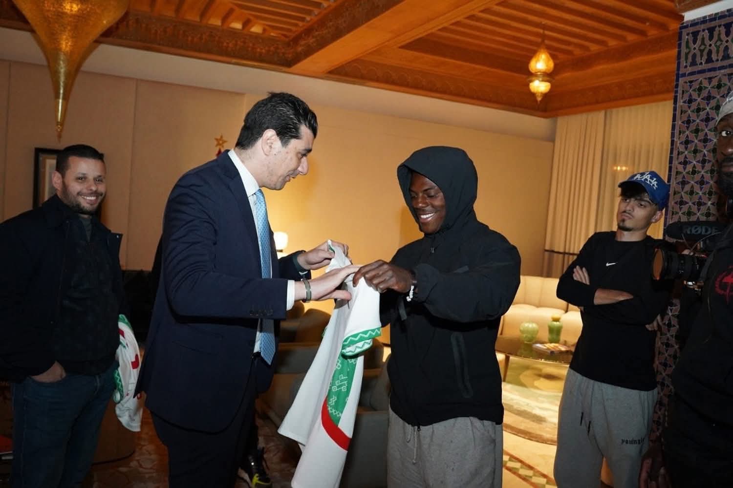 من “جحـ.يم” الجزائر إلى “أنوار” الرباط.. المؤثر العالمي “سبيد” يحط الرحال بالمغرب لتشجيع الأسود في النهائي القاري