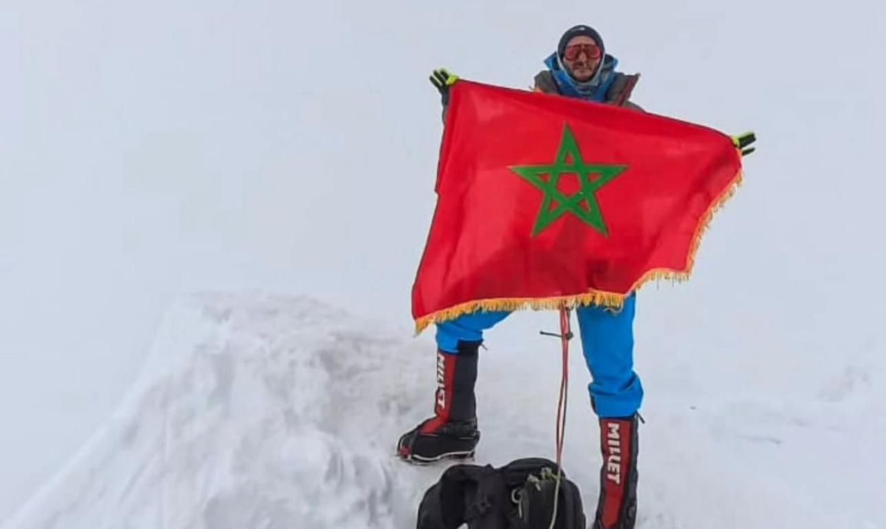 العلم المغربي يرفرف فوق القطب الجنوبي.. عادل طيبي يعانق قمة “فينسون”