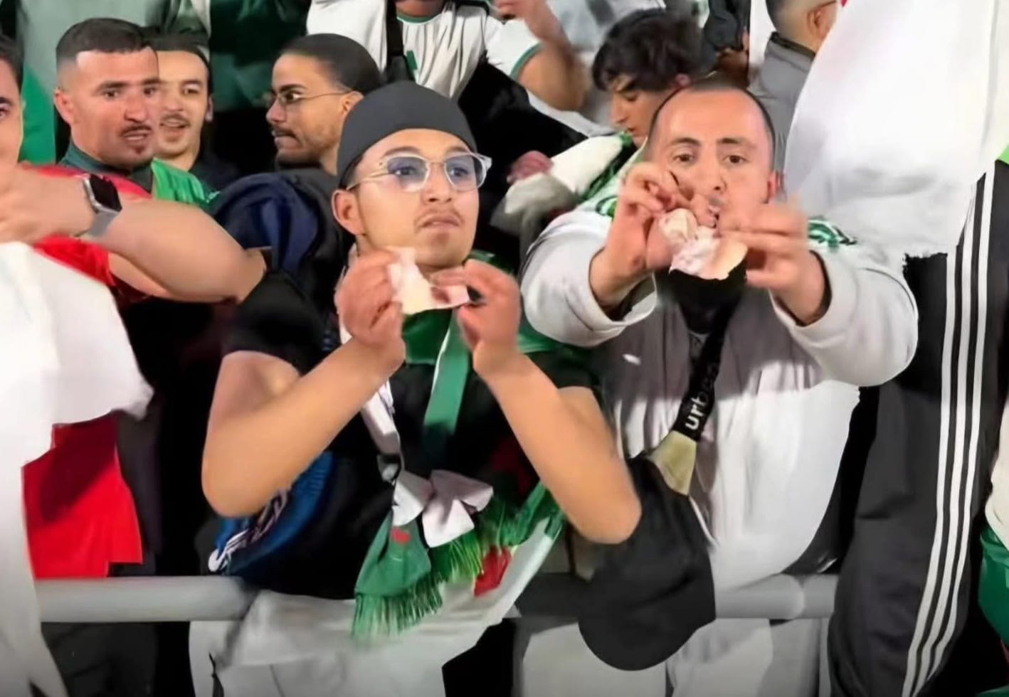 8 أشهر حبسا نافذا لمشجع جزائري مزّق أوراقا مالية وطنية بملعب مراكش في “الكان”