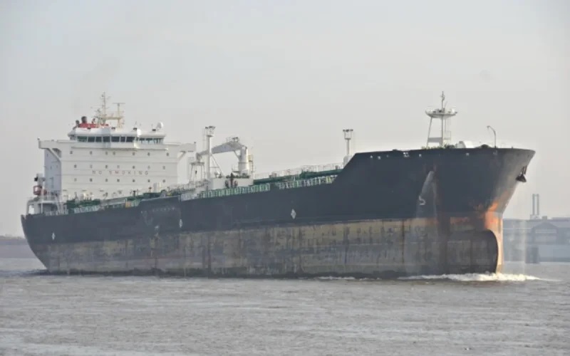 “قنبلة بيئية”.. استنفار قبالة سواحل طنجة بسبب ناقلة نفط روسية معطلة