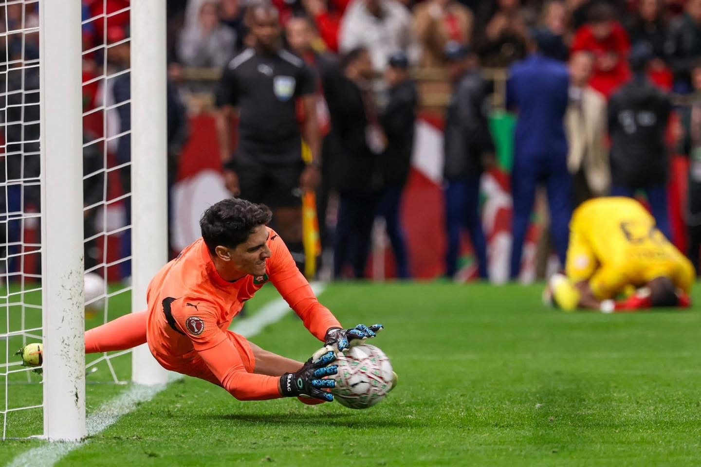 ياسين بونو.. “أسد عرين  الأسود ” الذي عبر بمنتخب المغرب  إلى نهائي الحلم