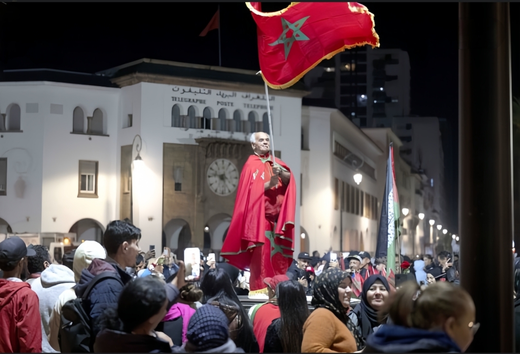 ​ليلة “زئير الأسود” في الرباط.. طوفـ.ان من الفرح يغمر المغرب بعد إسقاط الكاميرون والعبور للمربع الذهبي