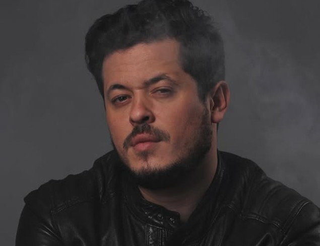 عادل أصيل يفاجئ جمهوره: ظهور عفوي لأول مرة مع ابنتيه يشعل مواقع التواصل